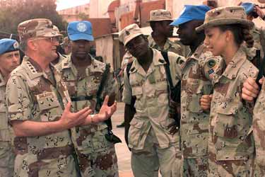 Gen. John Shalikashvili speaks with a female soldier